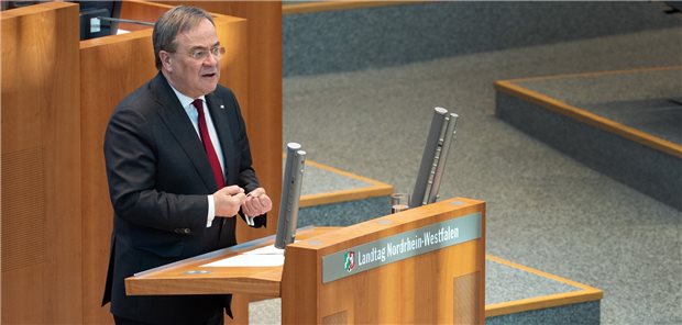 NRW-Landtag verlängert Corona-Pandemiegesetz Ministerpräsident Laschet spricht im Düsseldorfer Landtag. Im Anschluss wurde das neue Pandemiegesetz beschlossen.