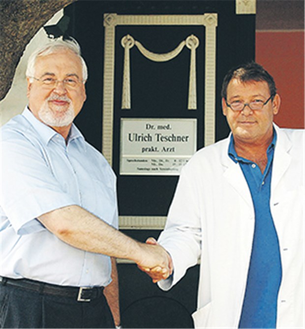 Gibt es den Landarzt im Norden bald nur noch im Fernsehen? Ministerpräsident Peter Harry Carstensen mit dem langjährigen Darsteller des Fernseh-Landarztes, Walter Plathe. Reale Ärzte kann Carstensen auf dem Land in Schleswig-Holstein in nächster Zeit wohl eher selten begrüßen.