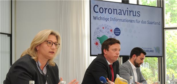 Nachschlag für Kliniken wegen Corona-Einbußen möglich Ministerpräsident Tobias Hans (Mitte) und seine Stellvertreterin Anke Rehlinger informieren über die neuen Corona-Regeln im Saarland.