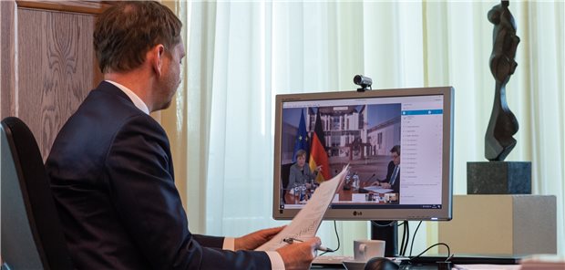 Coronamodus bleibt dem Land weiter erhalten Ministertreffen mit der Kanzlerin: Sachsens Ministerpräsident Michael Kretschmer (CDU) hat sich per Video zur Konferenz mit Bundeskanzlerin Angela Merkel (CDU,Bildschirm links) zugeschaltet. Bayerns Ministerpräsident Markus Söder (CSU) war indes vor Ort in Berlin.