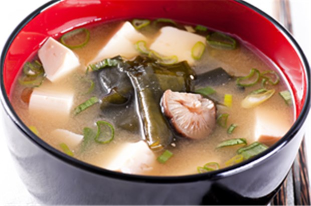 Jod gegen Brustkrebs Miso-Suppe mit Seetang: Jodreiche Lebensmittel wie Seetang oder Meeresalgen schützen offenbar die Frauen in Südostasien.