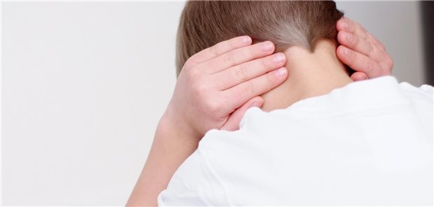 KInd hält sich die Ohren zu.