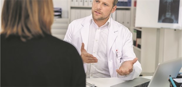 Missverständnis gebannt? – Eine offene Körpersprache des Arztes motiviert auch den Patienten eher dazu, offen seine Fragen zu stellen.