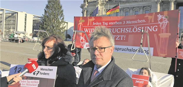Der Bundestag startet in die Debatte um die Organspende Mit 127000 Unterschriften für die Widerspruchslösung: Susanne Reitmaier und Internist Dr. Bernd Meyer, Mitinitiatoren der Petition „Einführung der Widerspruchslösung“ gestern vor dem Bundestag in Berlin.