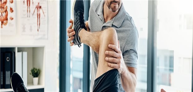 Blankoverordnung bei Heilmitteln: Warum Entlastung Leitplanken braucht Patient beim Physiotherapeut