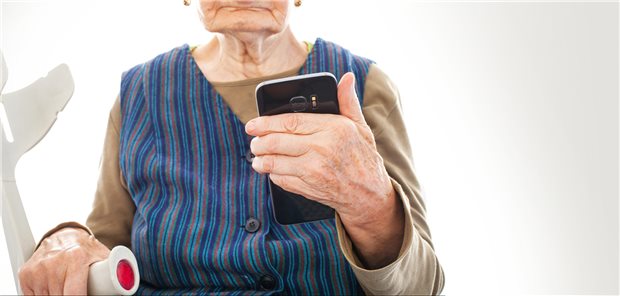 Mit Anrufen vom Voicebot soll die Kommunikationsfähigkeit von Demenzpatienten trainiert werden. (Symbolbild mit Fotomodell)