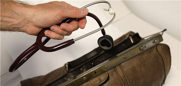 Landarztquote: Verstöße werden für junge Ärzte in Sachsen richtig teuer Mit Arzttaschen wie dieser sollen per Quote rekrutierte Landärzte nach Studium und Weiterbildung losziehen. Doch zuerst muss der Sächsische Landtag dem Gesetzentwurf noch zustimmen.