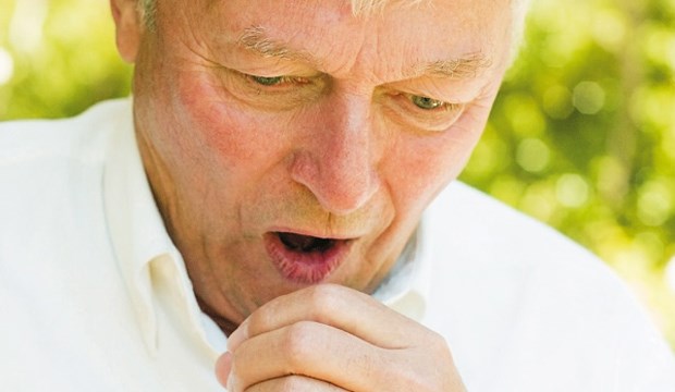 Ein neues Symptom bei Herzinsuffizienz Mit Atemproblemen nach vorne gebeugt: Bei Herzinsuffizienz ein prognostisch ungünstiges Zeichen.