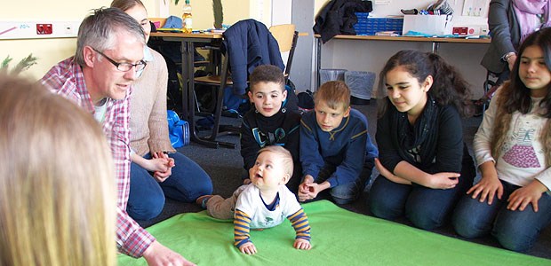 Baby Ole lehrt Mitgefühl Mit Baby Ole will Trainer Steffen Gentsch (l.) den Schülern der 5b einer Bremer Oberschule Mitgefühl vermitteln.