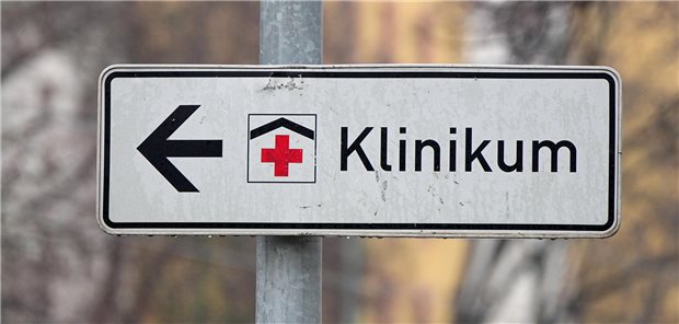 Straßenschild mit dem Aufdruck "Klinikum"