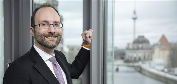 Mit Blick auf die Spree und die Museumsinsel: Dr. Florian Hartge, Geschäftsführer der gematik, in seinem Büro.
