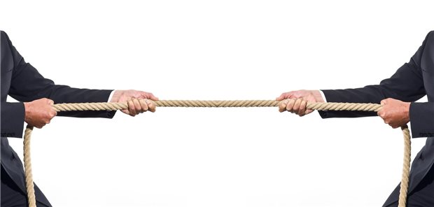 Zwei Männer machen Seilziehen