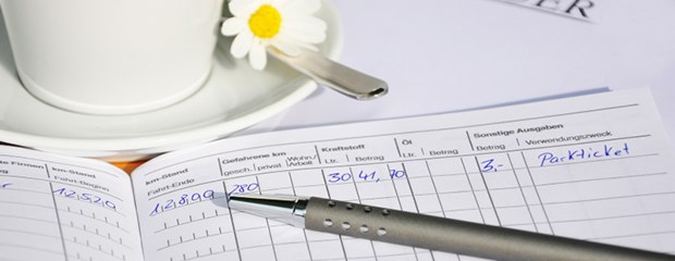 Fahrtenbuch: Richter verlangen Präzision Mit Blume: Ins Fahrtenbuch gehören Details.