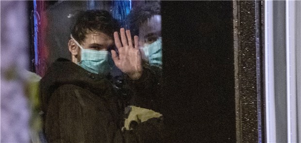 Fehlende Symptome schließen SARS-CoV-2-Infektion nicht aus Mit Bussen werden Deutsche, die aus dem vom Coronavirus betroffenen chinesischen Wuhan ausgeflogen wurden, vom Flughafen Frankfurt am Main in die Quarantäne nach Germersheim gefahren.