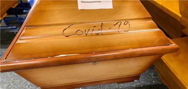 Mit COVID-19 gestorben: Die Zahl der infolge einer COVID-Erkrankung Verstorbenen ist 2021 im Vergleich zum Vorjahr gestiegen.