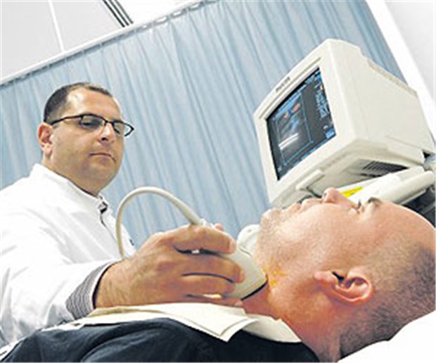 Ultraschall zerfetzt Gerinnsel Mit Carotis-Sonografie lassen sich Stenosen abklären. Möglicherweise eignet sie sich auch zur Therapie.