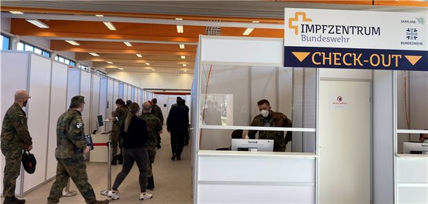Erstes Bundeswehr-Impfzentrum arbeitet rund um die Uhr Das von der Bundeswehr betriebene Impfzentrum in Lebach/Saarland