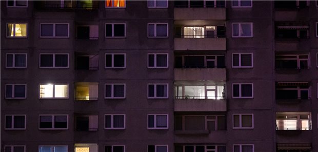 FDP-Politiker Ullmann fordert bundesweites Ende der Isolationspflicht Lichter brennen in Fenstern eines Mehrfamilienhauses.