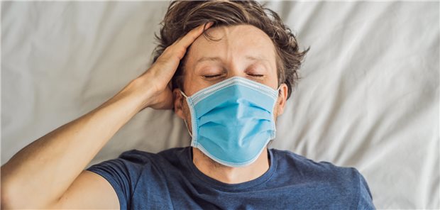 Mit Corona im Bett: Teilnehmer einer Studie erholten sich schneller, wenn sie Molnupiravir einnahmen.
