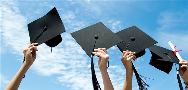 Promovierte haben bessere Chancen auf dem Arbeitsmarkt Mit Doktorhut in der Pole-Position? Die Promotion schadet jedenfalls nicht, um eine gute Stelle zu finden – auch in der Medizin.