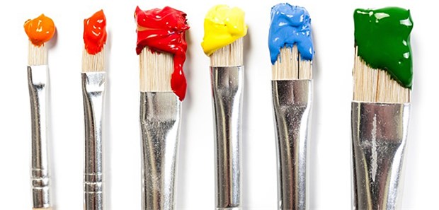 Gesunde und Demente tüfteln zusammen Mit Farben zu arbeiten ist eine der Tätigkeiten, die demente und gesunde Menschen in einer baden-württembergischen Werkstatt zusammen machen.