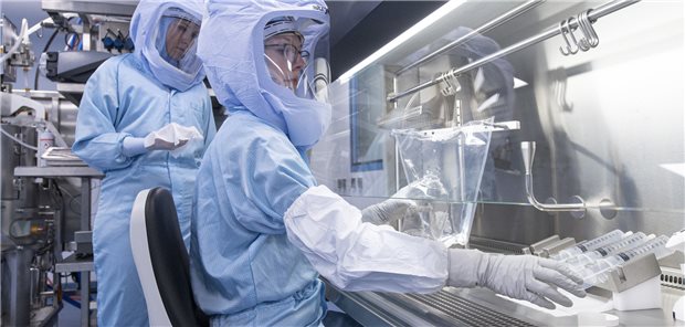 Mit Ganzkörper-Schutzanzügen simulieren Laborantinnen der Firma BioNTech in einem Reinraum am Produktionsstandort in Marburg die finalen Arbeitsschritte zur Herstellung des Corona-Impfstoffes an einem Bioreaktor. Die Impfstoffe stehen in der Biotech-Szene inzwischen nicht mehr so stark im Vordergrund – stattdessen wieder eher Medikamente gegen Krebs oder Autoimmunerkrankungen. (Archivbild)