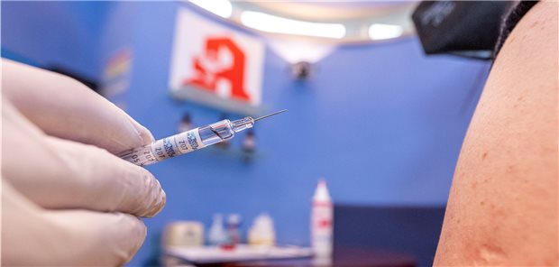 Corona-Impfen in Apotheken ist hoch umstritten Mit Grippeimpfung kennt sich der ein oder andere Apotheker schon aus. Nun soll die Branche nach dem Willen der Länder-Gesundheitsminister auch bei der COVID-Prävention mitmachen.