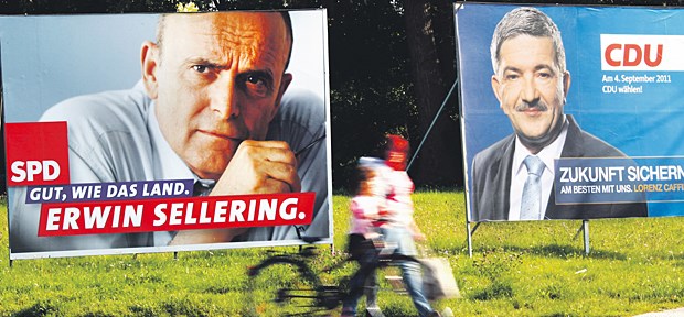Wie Ministerin Schwesig Ärzte umgarnt Mit Großplakaten der Spitzenkandidaten gegen Wahlmüdigkeit.