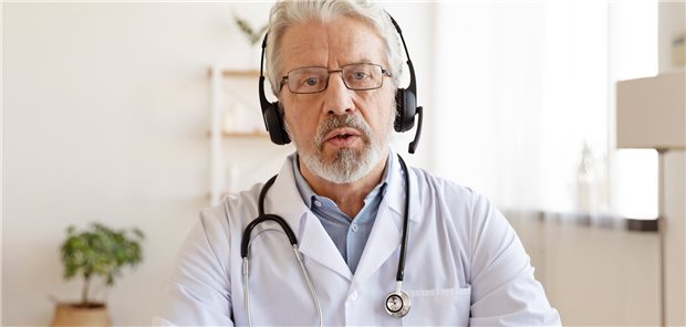 Herr mit Stetoskop und Headset