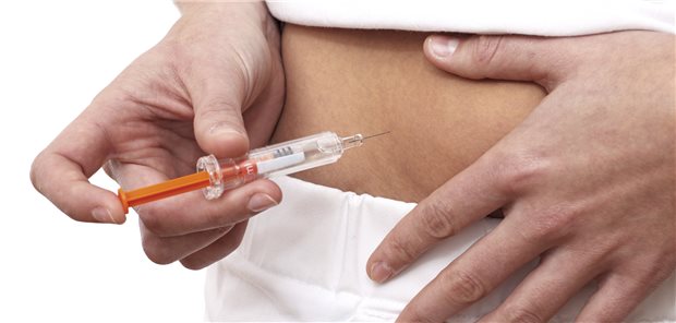 Person setzt scih eine Spritze in den Bauch.