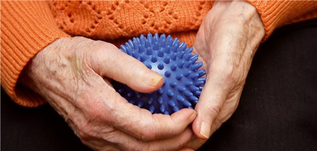 Mit Igelball die Gelenke geschmeidig halten: Geimpfte Rheumakranke unter Immunmodulation haben offenbar kein erhöhtes Risiko für Corona-Durchbruchsinfektionen oder schwere COVID-Verläufe.