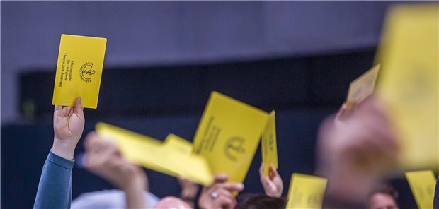 Mit Kärtchen oder digital? Über die Art der Abstimmung stimmte der Ärztetag jedenfalls analog ab.