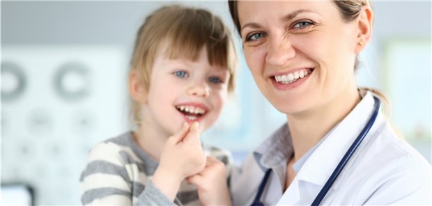 Mit Kind gibt es nicht immer etwas zu lachen: Die Mehrheit der Ärztinnen und Ärzte mit Kindern hat schon einmal Nachteile in der Weiterbildung erlebt.