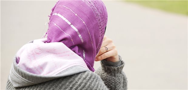 EuGH konkretisiert, wann Arbeitgeber religiöse Symbole verbieten dürfen Mit Kopftuch an den Arbeitsplatz? Der EuGH hat jetzt Bedingungen dafür genannt, wann ein Arbeitgeber ein Verbot aussprechen darf. (Archivbild)