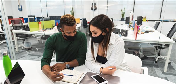 Infektionsschutz am Arbeitsplatz: Corona-Verordnung gilt nicht mehr Mit Maske am Arbeitsplatz? Seit dem 25. Mai gibt es dafür keine gesetzliche Grundlage mehr. Arbeitgeber sollen allerdings die Infektionslage im Blick haben.