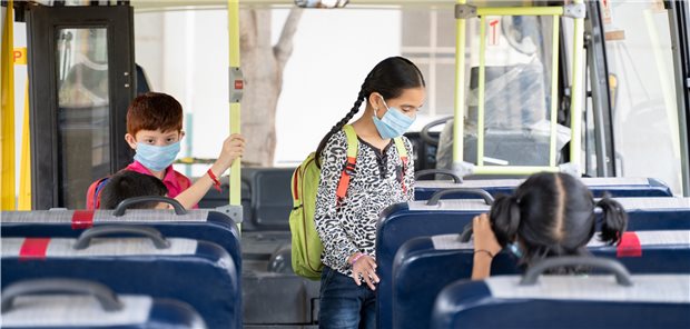 Nur konkretes Attest befreit von Maskenpflicht im Schulbus! Mit Maske im Schulbus: So viel Platz zwischen Schülern wäre wünschenswert.