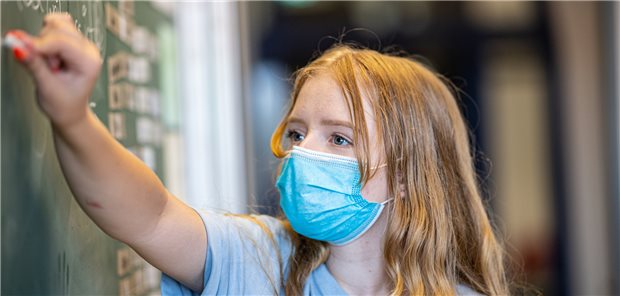 Pädiater warnen: Kinder sind immer noch stark psychisch belastet Mit Maske in der Schule. Nicht nur dies belastete Jungen und Mädchen in den vergangenen Monaten.