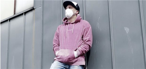 Youtuber Fynn Kliemann vertreibt Mundbedeckungen für Medizinpersonal Mit Maske und Hoodie: Tom Illbruck, Inhaber der global tactics Textilmanufaktur.