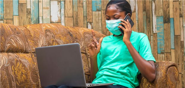 Mit Maske zum Infektionsschutz: Eine relativ gute Herdenimmunität hat offenbar die Omikronwelle in Südafrika entschärft.