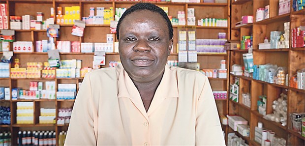 Kampf gegen Malaria mittels SMS Mit Medikamenten gegen Malaria gut ausgestattet: Apothekerin in Kisumu in der Lake Victoria Region, Kenia.