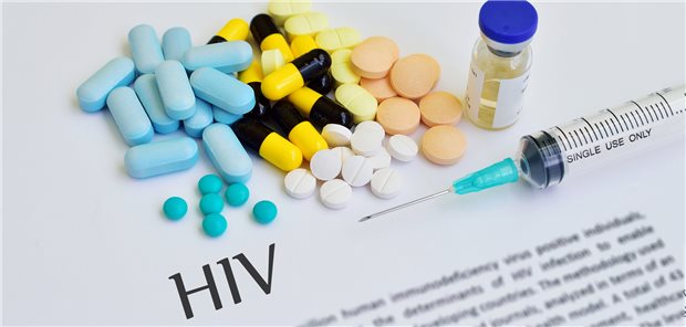 Mit Medikamenten kann die Virenlast einer HIV-Infektion unter die Nachweisgrenze gesenkt werden, eine pauschale Ablehnung ohne Einzelfallprüfung sei daher diskriminierend.

