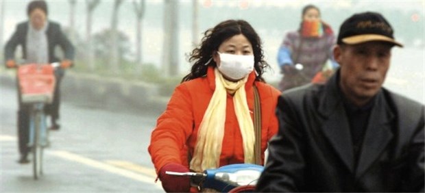 China weist Kritik an Luftqualität in Peking zurück Mit Mundschutz aufs Rad: Chinesen schützen sich damit vor Smog.