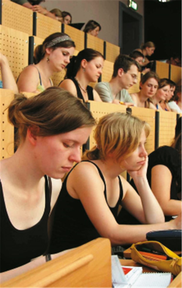Medizinstudium ohne Abitur: Es wird den Arzthelferinnen nicht gegönnt! Mit Realschulabschluss und drei Jahren Berufserfahrung sollen Arzthelferinnen künftig in den Medizin-Hörsaal dürfen. © di