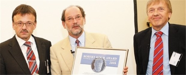 Antikörper im Fokus neuartiger Therapien Mit Robert-Koch-Award (v.l.): Dr. Wolfgang Dietrich (Roche Pharma), Professor Thomas Unger (Jury-Vorsitzender) und Professor Klaus Strein (Leiter der Pharmaforschung und -entwicklung Roche, Penzberg).