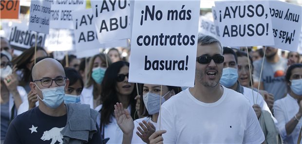 Madrider Fachärzte haben Zeitverträge satt – und streiken Mit Slogans wie „Schluss mit Müllverträgen“ bringen Ärzte auf der Demonstration ihren Ärger zum Ausdruck.