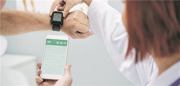 Mit Smartwatch, Handy und KI lassen sich SARS-CoV-2-Infektionen bereits vor den erstens Symptomen detektieren.