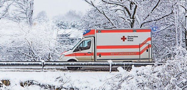 Mehr Qualifikation, aber weniger Qualität? Mit Sondersignal durch den Winter: In Zukunft sollen Notfallsanitäter am Steuer sitzen.