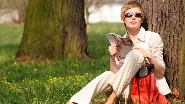 Sonnenbrille als Pollenbremse Mit Sonnenbrille sind bei allergischer Konjunktivitis die Augensymptome schwächer ausgeprägt als ohne.