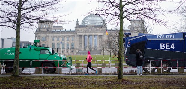 Bundestag sucht nach gangbarem Weg aus der Corona-Pandemie Mit ab Sperrzäunen, Räumpanzern und Wasser werfen wird das Reichstagsgebäude zu Beginn der Orientierungsdebatte zu einer Corona-Impfpflicht im Bundestag gesichert.