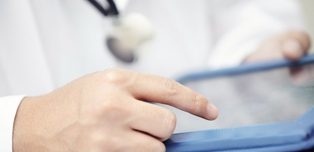 Praxis-Training per Tablet Mit Stethoskop am Tablet: Webinare machen die Fortbildung mobil.
